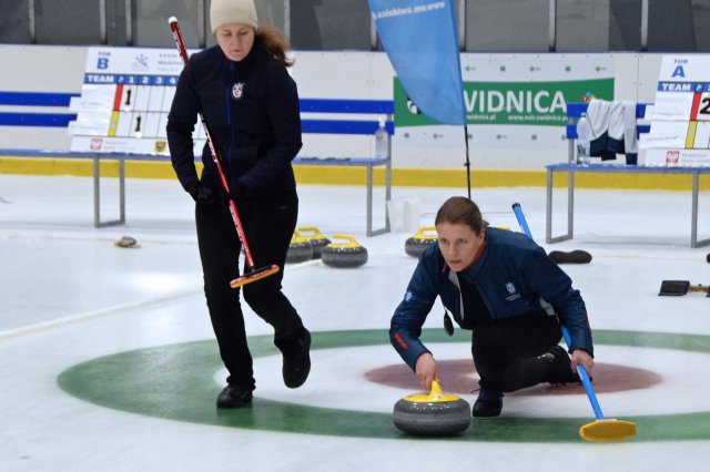 Drugi dzień zmagań w curlingu