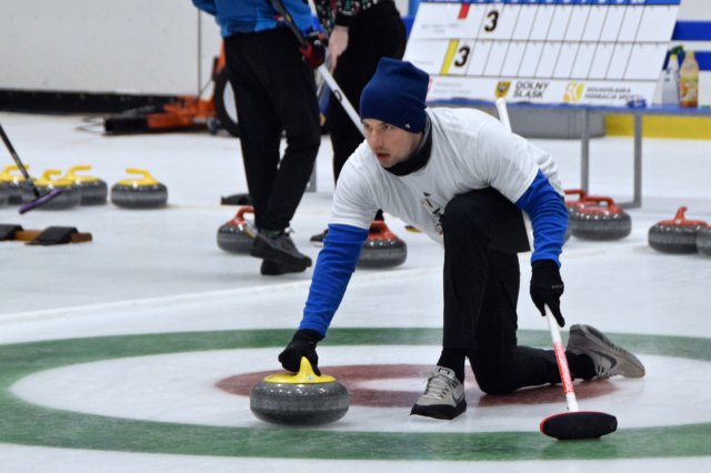 Drugi dzień zmagań w curlingu