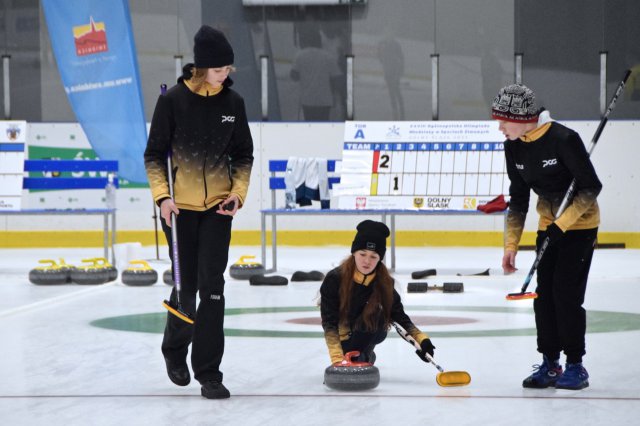Drugi dzień zmagań w curlingu