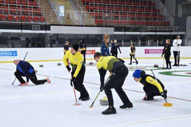Drugi dzień zmagań w curlingu