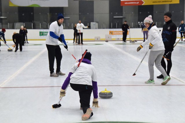 Drugi dzień zmagań w curlingu