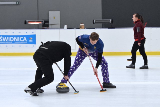 Drugi dzień zmagań w curlingu