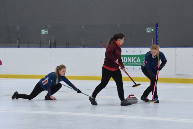 Drugi dzień zmagań w curlingu