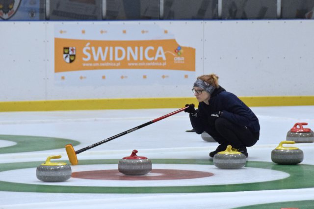 Drugi dzień zmagań w curlingu