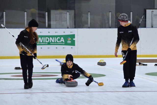 Drugi dzień zmagań w curlingu