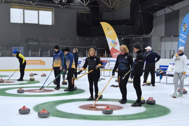 Drugi dzień zmagań w curlingu