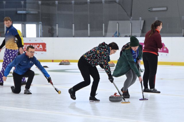 Drugi dzień zmagań w curlingu