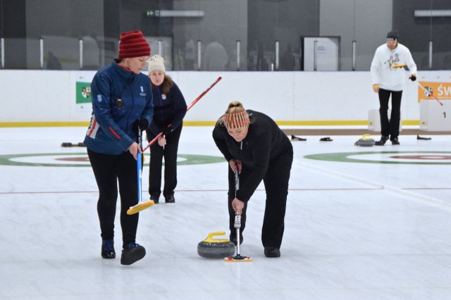 Drugi dzień zmagań w curlingu