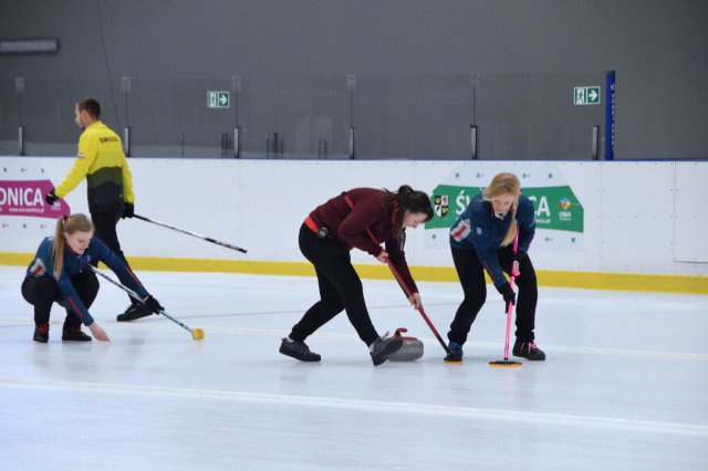Drugi dzień zmagań w curlingu