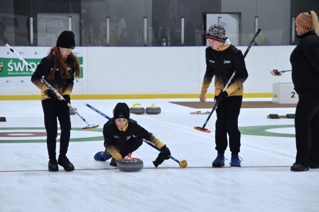 Drugi dzień zmagań w curlingu