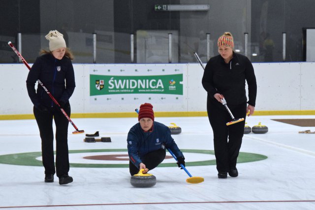 Drugi dzień zmagań w curlingu