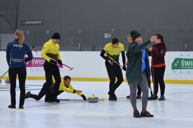 Drugi dzień zmagań w curlingu