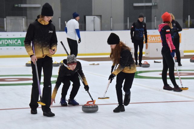 Drugi dzień zmagań w curlingu