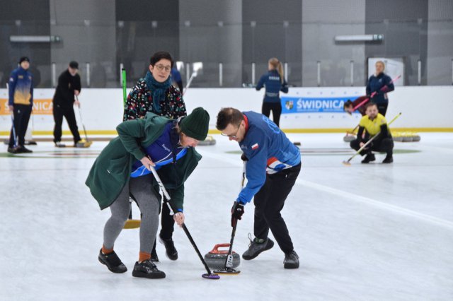 Drugi dzień zmagań w curlingu