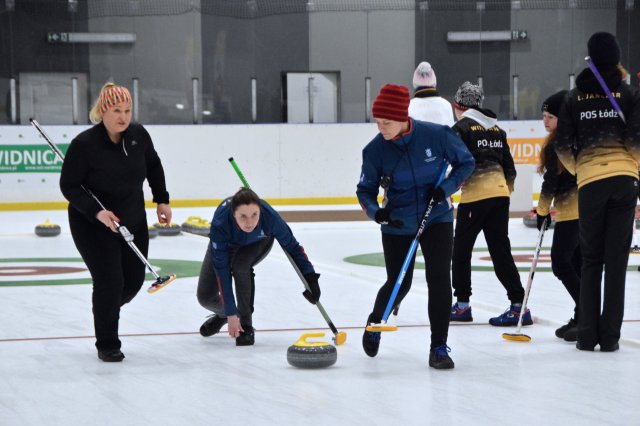 Drugi dzień zmagań w curlingu