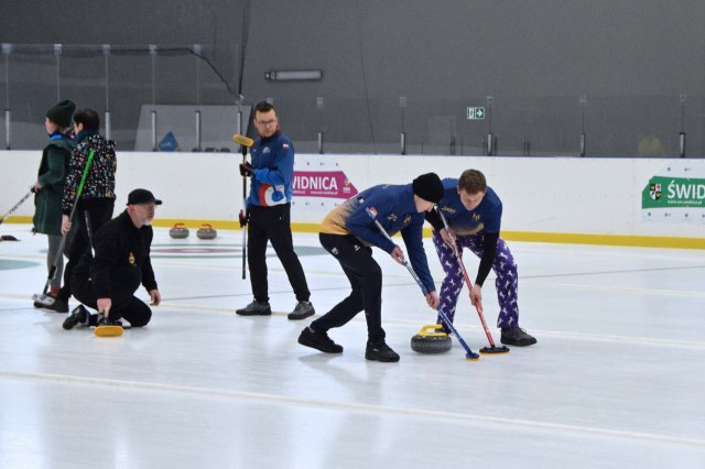 Drugi dzień zmagań w curlingu