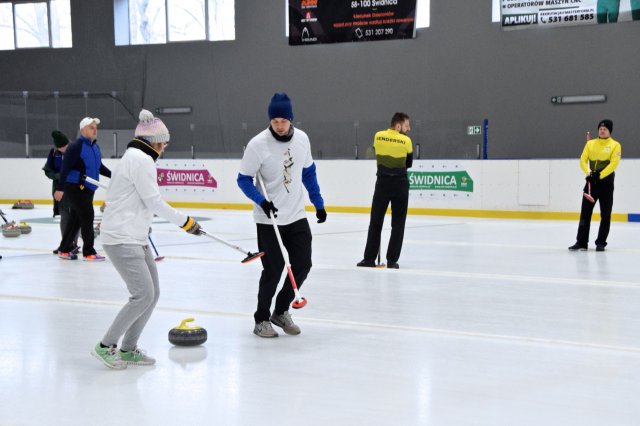 Drugi dzień zmagań w curlingu