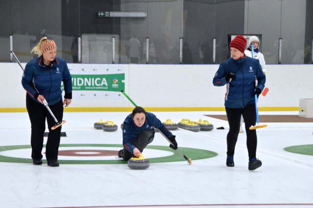 Drugi dzień zmagań w curlingu