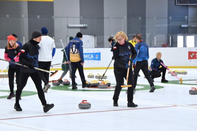 Drugi dzień zmagań w curlingu