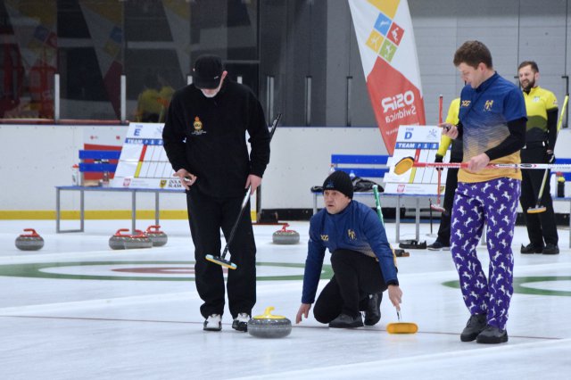Drugi dzień zmagań w curlingu
