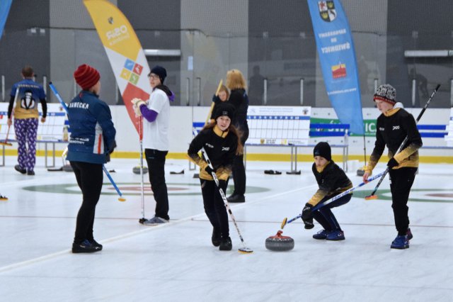 Drugi dzień zmagań w curlingu