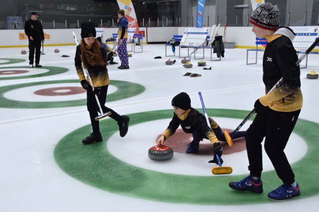 Drugi dzień zmagań w curlingu
