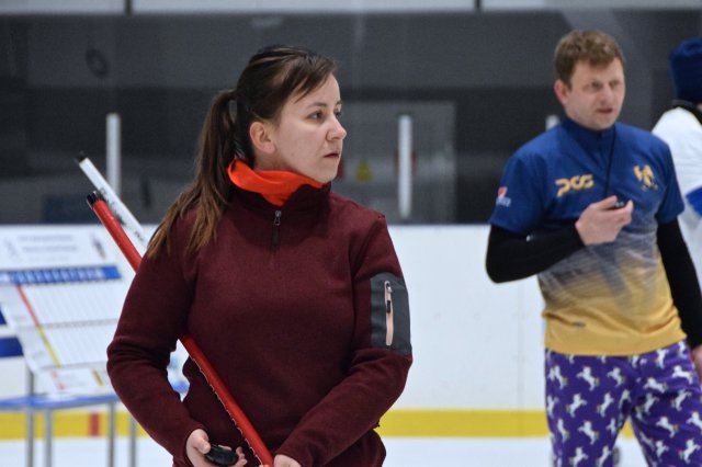 Drugi dzień zmagań w curlingu