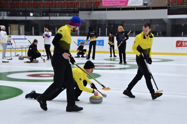 Drugi dzień zmagań w curlingu