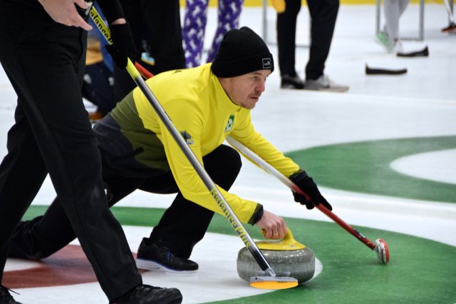 Drugi dzień zmagań w curlingu