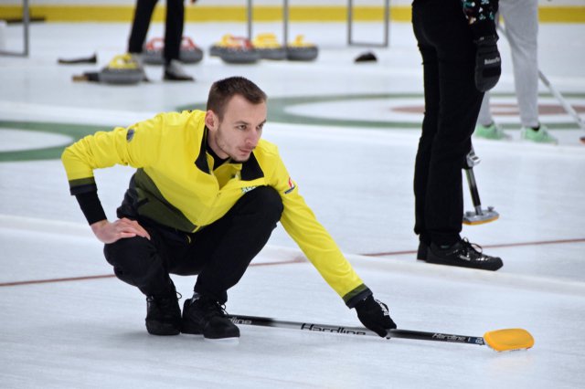 Drugi dzień zmagań w curlingu