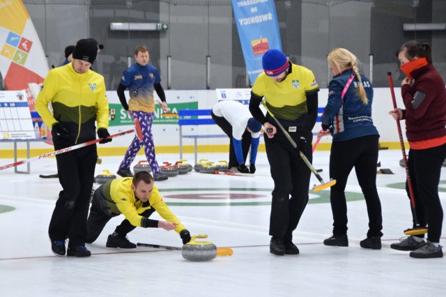 Drugi dzień zmagań w curlingu