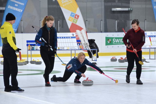 Drugi dzień zmagań w curlingu
