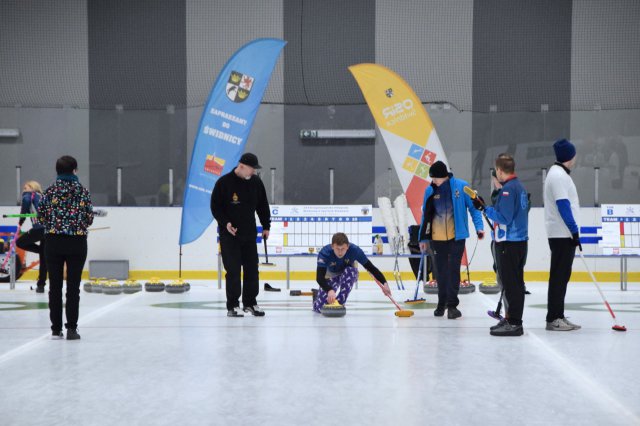 Drugi dzień zmagań w curlingu