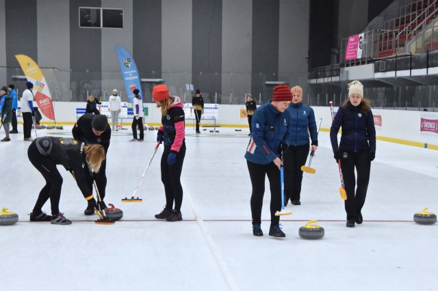 Drugi dzień zmagań w curlingu