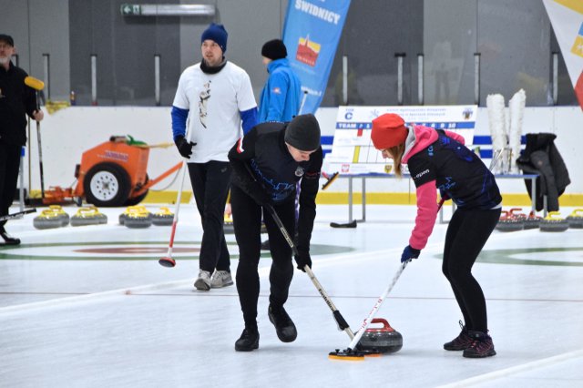 Drugi dzień zmagań w curlingu