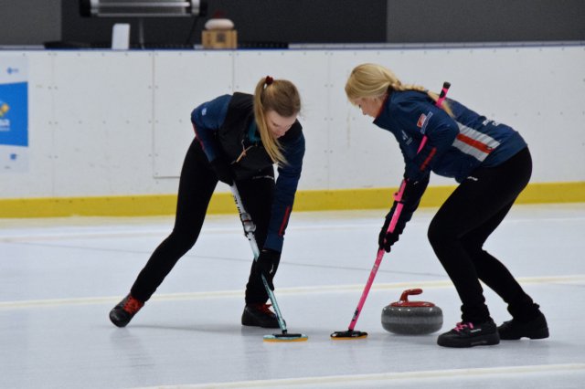 Drugi dzień zmagań w curlingu
