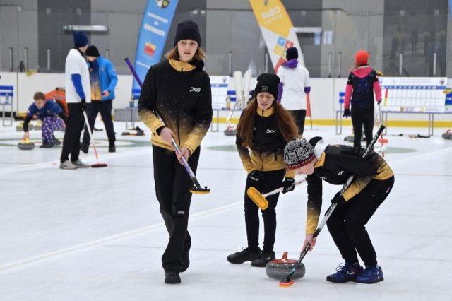 Drugi dzień zmagań w curlingu