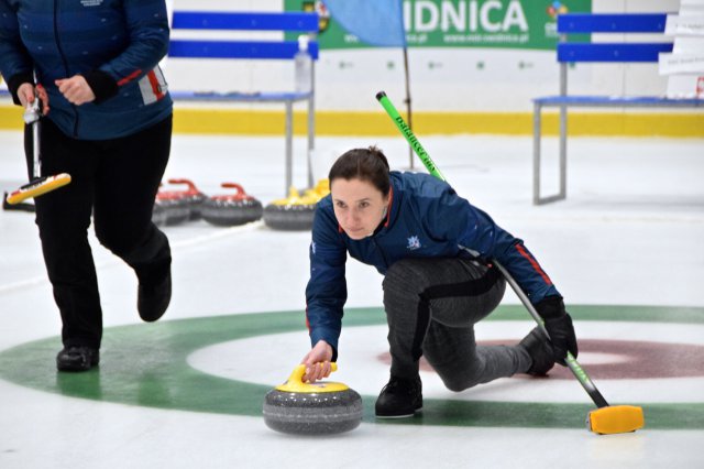 Drugi dzień zmagań w curlingu