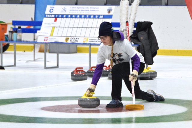 Drugi dzień zmagań w curlingu