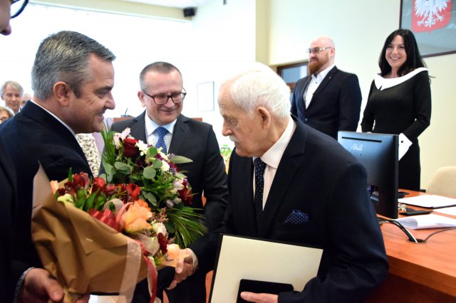 Nauczyciel „Kasprowicza”, prof. Michał Ossowski, z tytułem Zasłużony dla Województwa Dolnośląskiego