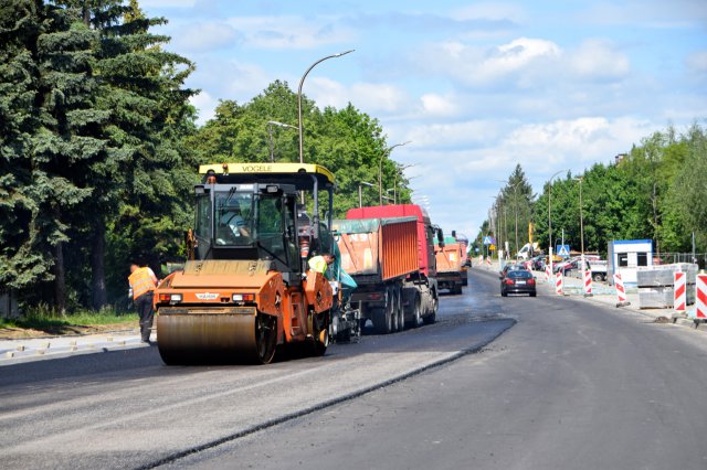 Dobiega końca układanie nawierzchni na ul. Sikorskiego