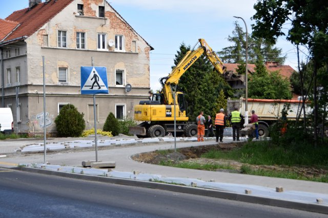 Dobiega końca układanie nawierzchni na ul. Sikorskiego