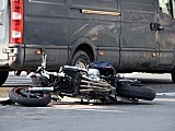 Wypadek z udziałem samochodu dostawczego i motocykla