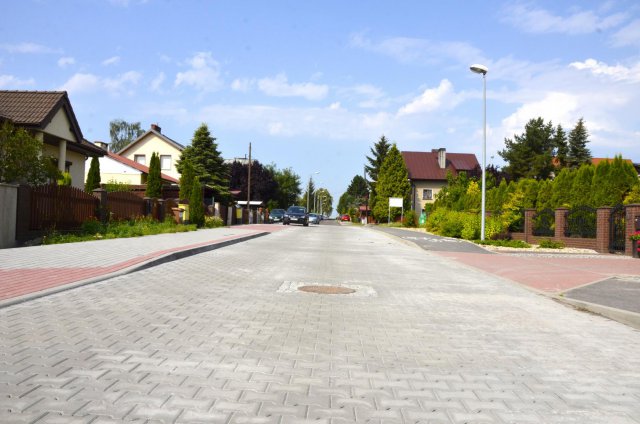 [FOTO] Ulice na żarowskim osiedlu domków jednorodzinnych zyskały nową nawierzchnię