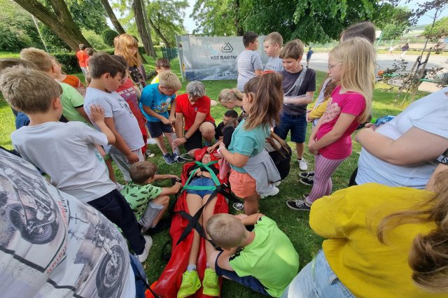 Grupa Sudecka GOPR i KSS Bartnica uczą dzieci bezpieczeństwa w górach