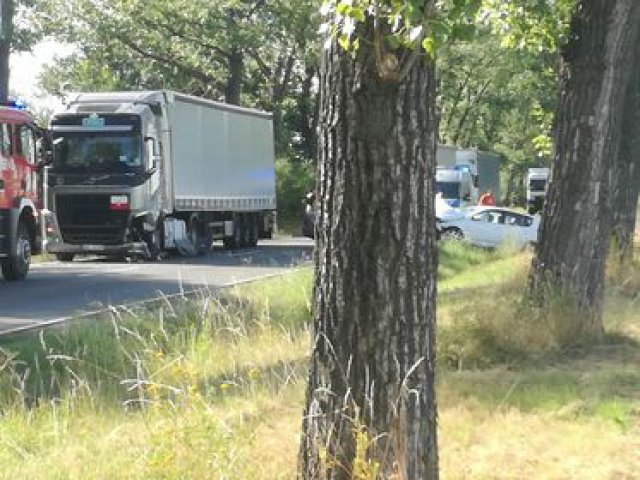 Zderzenie trzech samochodów. Jedna osoba trafiła do szpitala