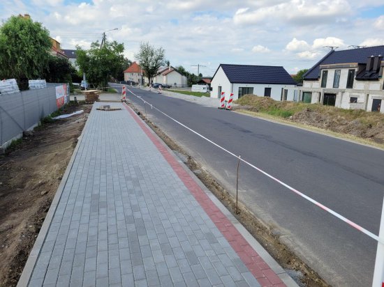 Ruszyła budowa chodnika przy drodze powiatowej w Pszennie