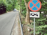 coroczny wakacyjny problem w Zagórzu Śląskim.Policja apeluje - samochody parkujmy tylko w miejscach dozwolonych!