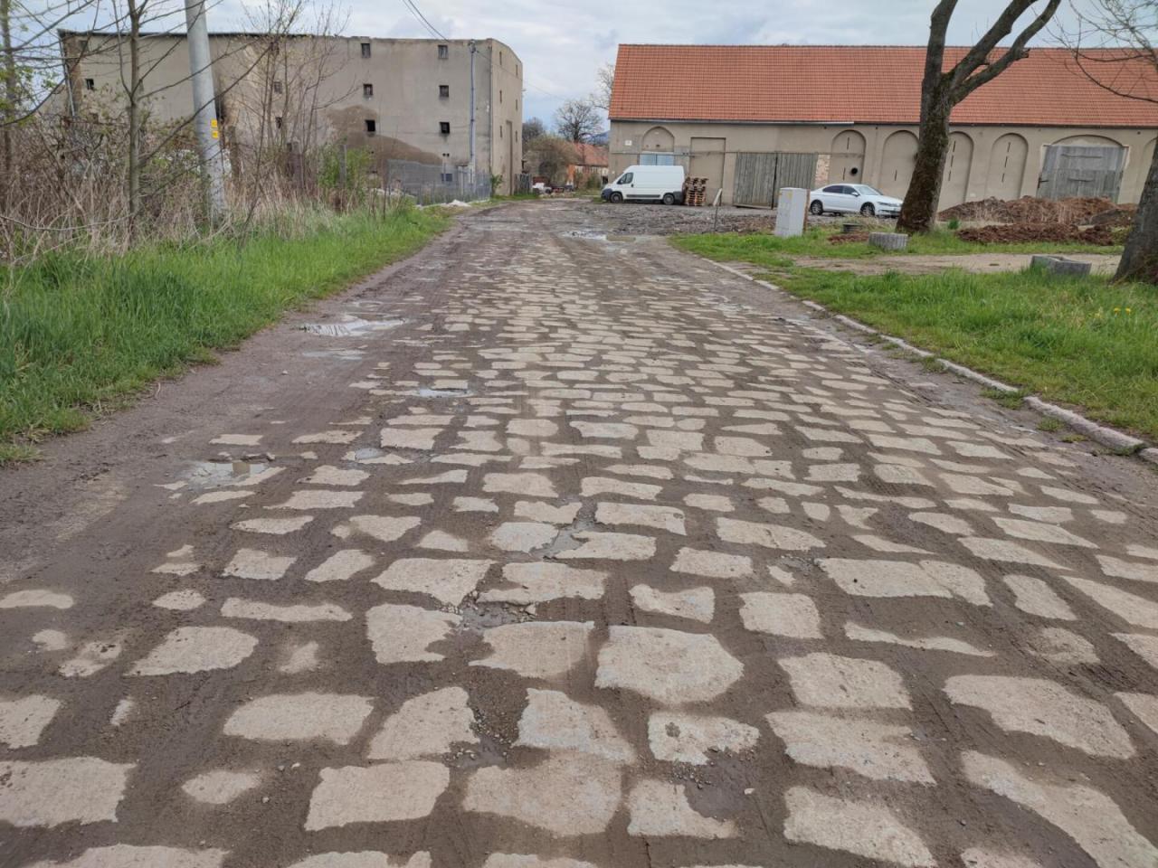 Droga w Szczepanowie po dawnym PGR do remontu