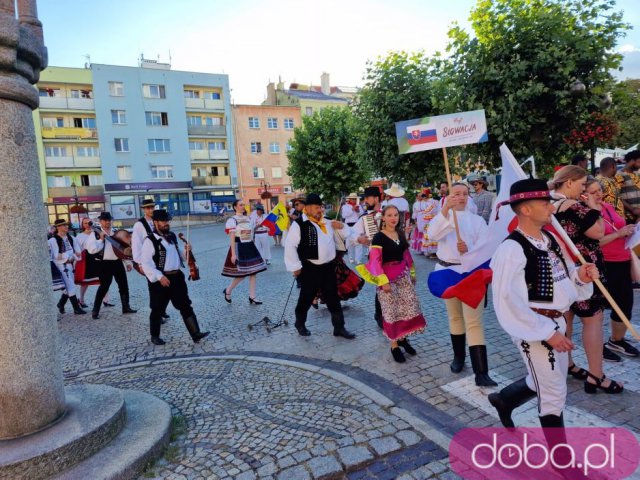 [FOTO] Barwny korowód na strzegomskim rynku. Trwa XXX Międzynarodowy Festiwal Folkloru w Strzegomiu